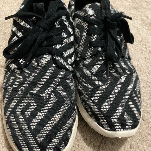 TOMS women’s striped sneakers size 7! - Picture 11 of 11